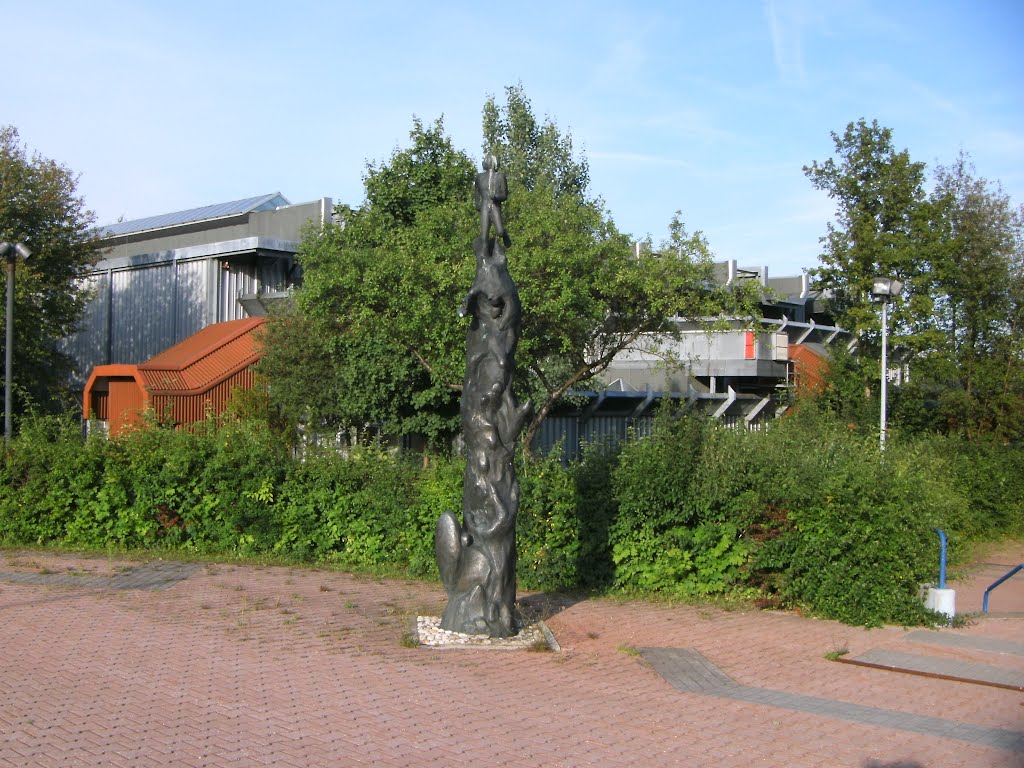 Sportlerskulptur vor der Schulsporthalle by wolfgang.kohl6463