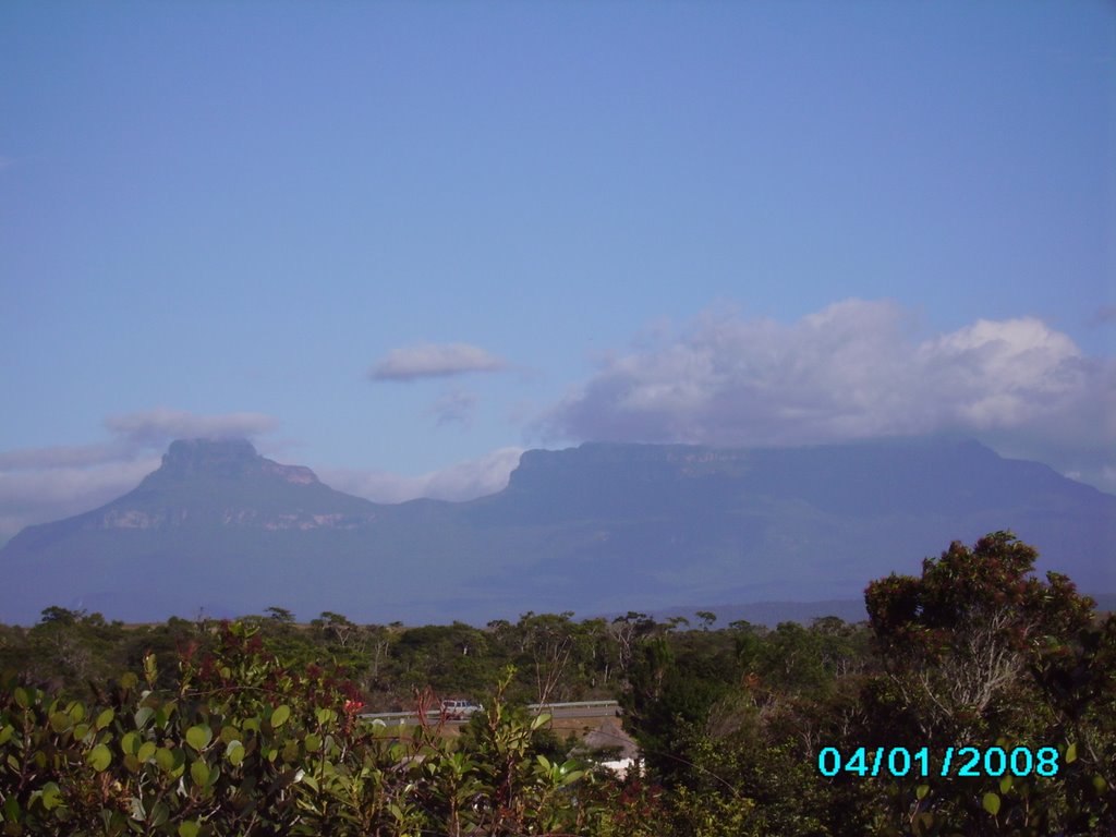 Yuruani y Kukenan desde el Kama Meru by Isaias Algarin