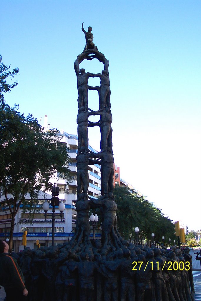 Tarragona: Denkmal der Castellers 27.11.2003 by picotuna