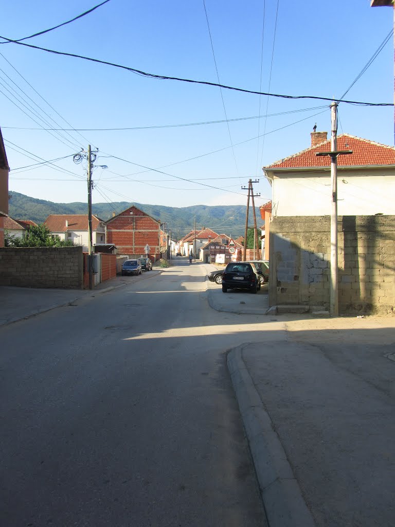 Rruga për në fushën e futbollit - Strasse zum Fussballplatz by NeHaR