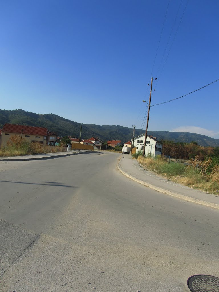 Rruga për në fushën e futbollit - Strasse zum Fussballplatz by NeHaR