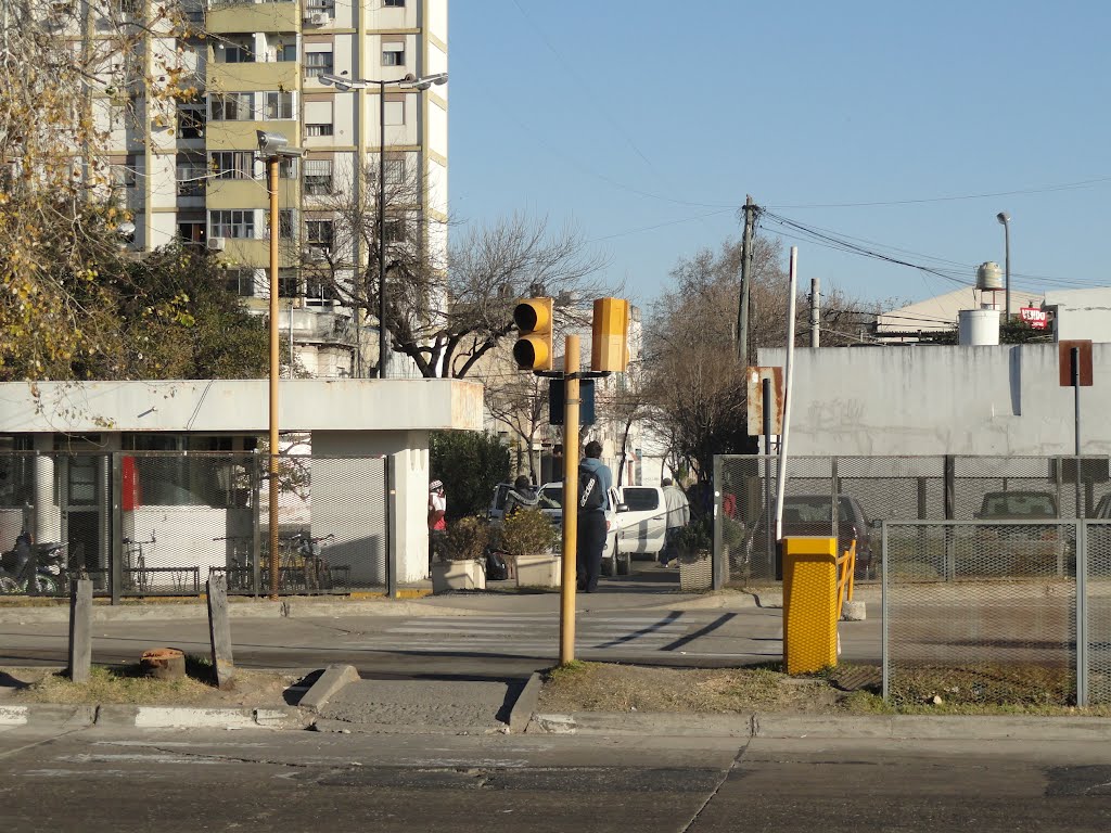 Acceso peatonal a la calle Constitución. by chaporriste