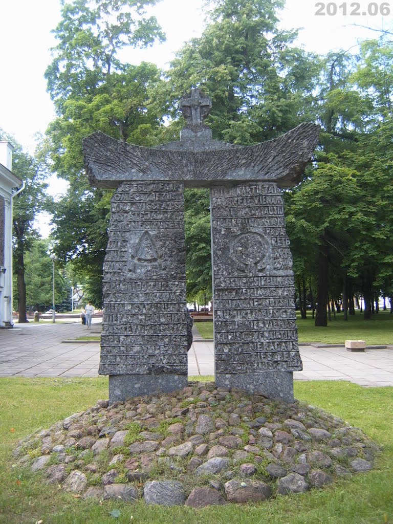 Paminklas prie Panevėžio Švč. Trejybės bažnyčios / Monument at Panevėžys Holy Trinity Church by Irmantas Kanapeckas