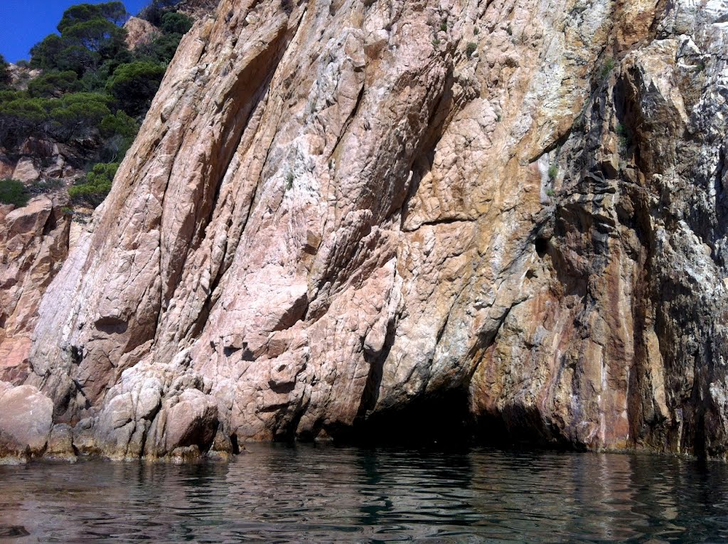 Coves dels Contrabandistes by Enric Vicens