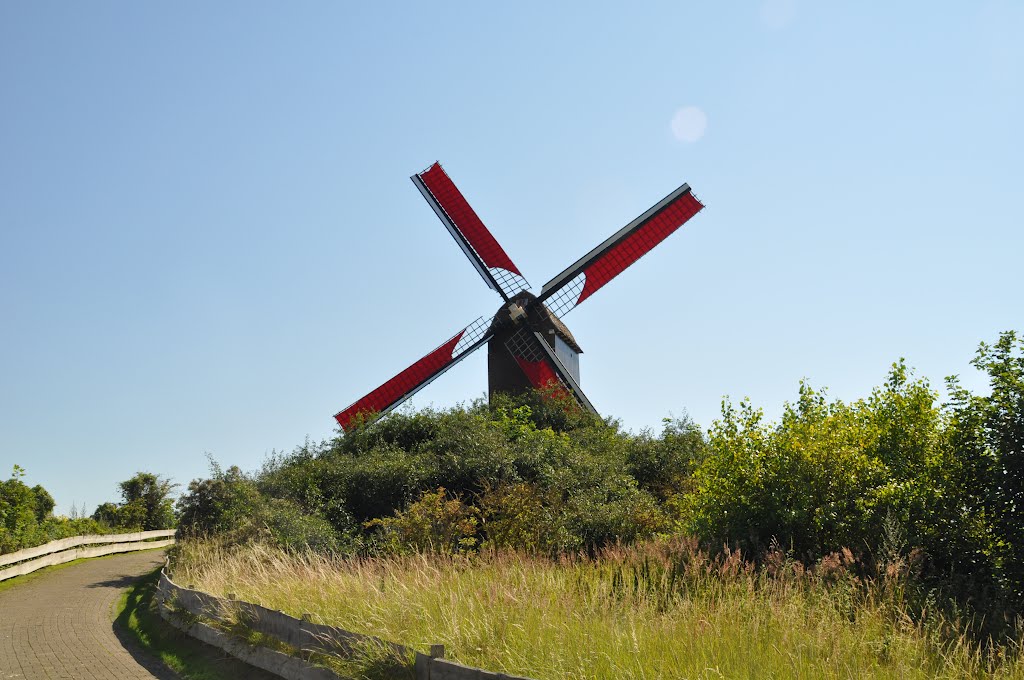 Le moulin à l'entrée de Coxyde-Bain by lafaure