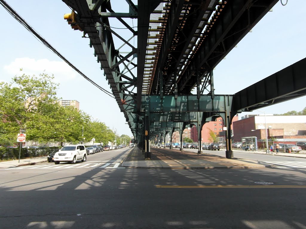 Neptune Avenue,sous les rails du métro by Gaelle VDB