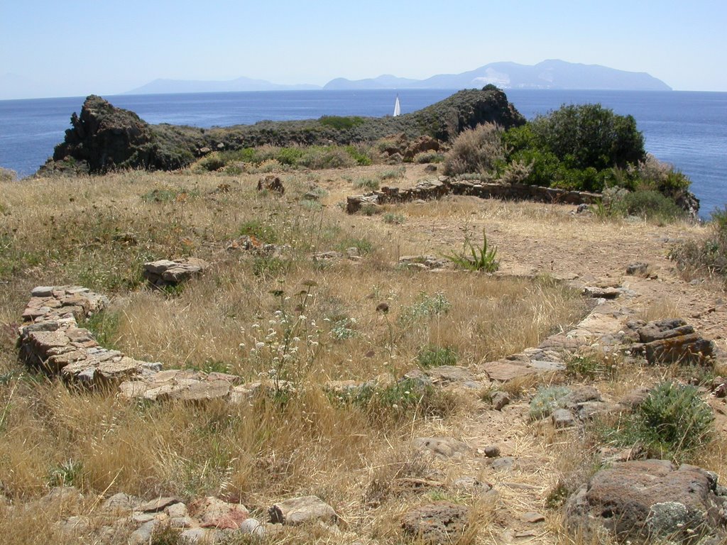 Insediamento Neolitico Cala Junco - Panarea (lLipari e Vulcano sullo sfondo) by Lorenzo Bernardi