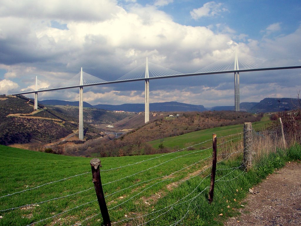 Le viaduc et la clôture by Jean THIERS