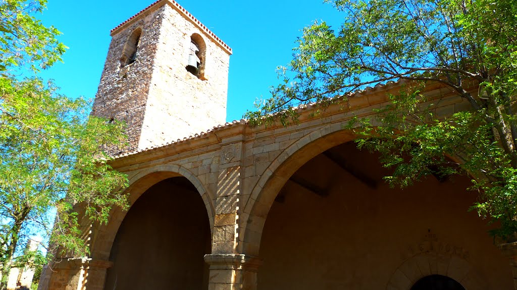 Arcadas en la iglesia de Hinojosa del Campo (Soria). by Asenvi