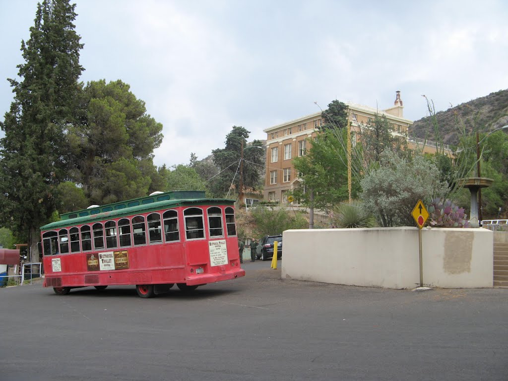 Tourist bus in Bisbee by alfaetrin