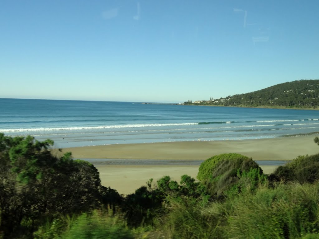 Loutit Bay near Lorne by tessavance