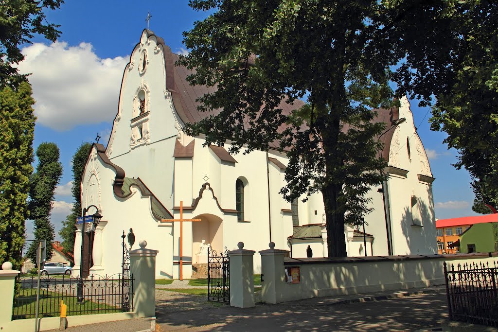 Kańczuga . Kościół pw. św. Michała Archanioła - wzniesiony około 1605 r. W latach 1924-1928 przebudowano elewację, dodano kruchtę i wieżę (wg projektu W. Rawskiego). by grzegorzd80