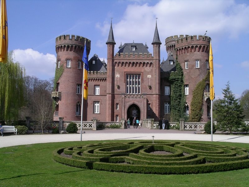 Schloss Moyland: Vorderansicht by Helmut Garnjost