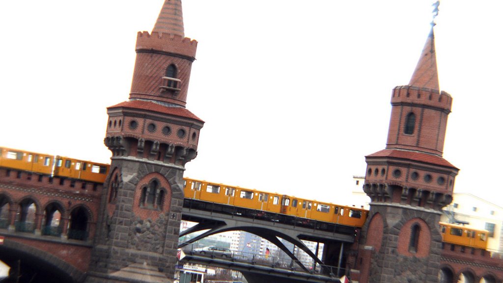 Oberbaum mal von hinten, sogar mit u-bahn by xxBRLNxx