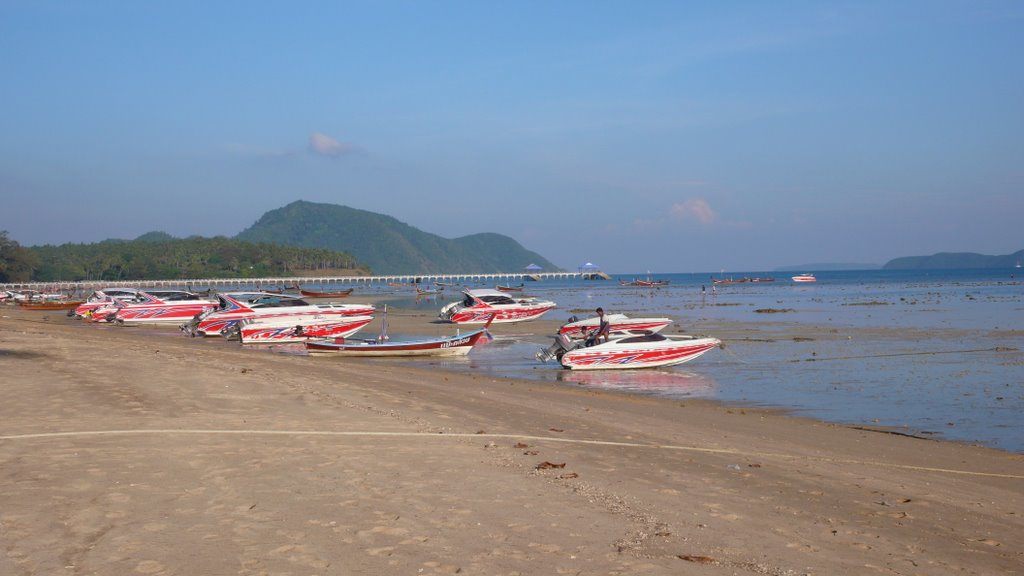 Rawai Beach & Pier 26 December 2007 by reticulese