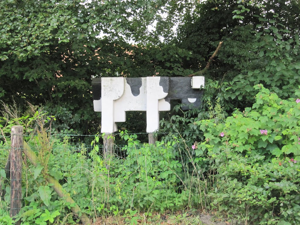 Wooden cow at Stadsboerderij (city farm) De Vosheuvel by Willem Nabuurs