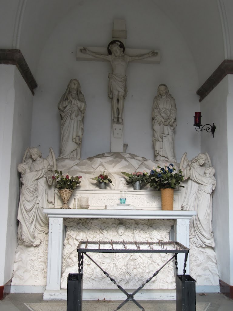 Calvary group in the chapel at the cemetery of the Sint Jozefkerk by Willem Nabuurs