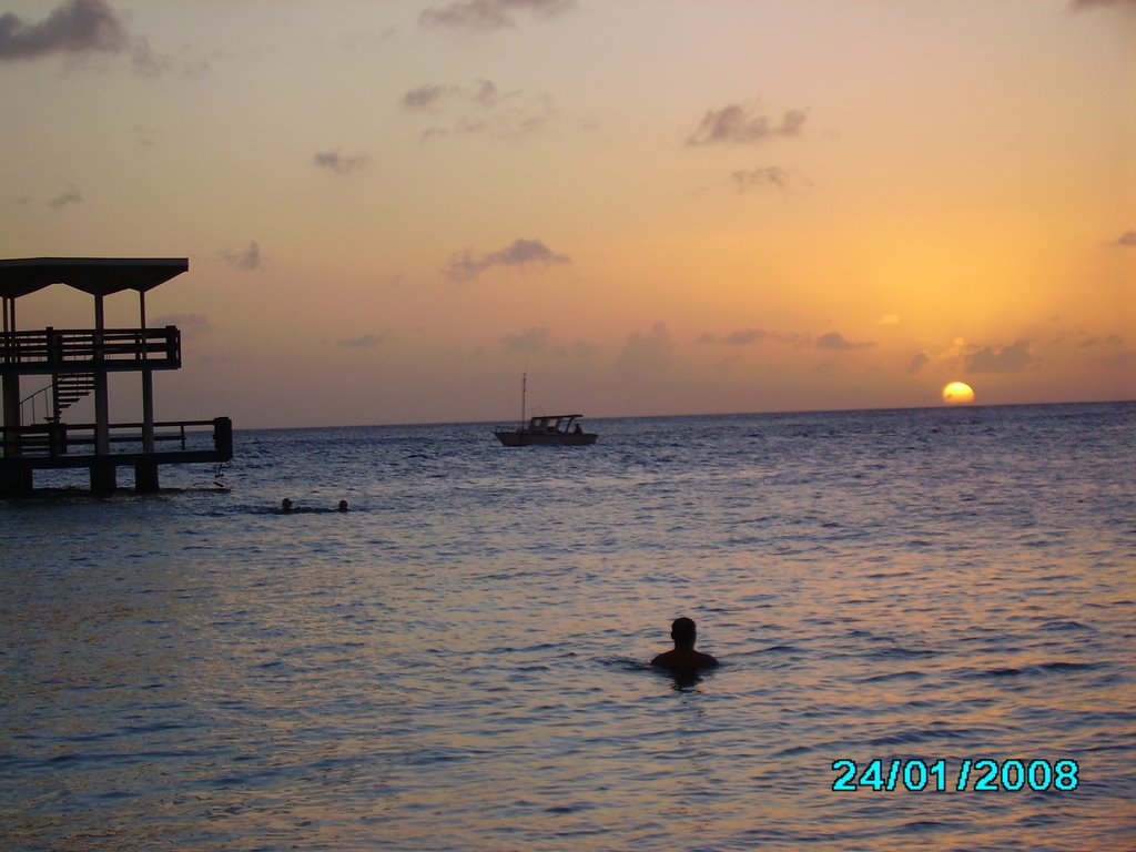 Atardecer en la Playa del Hilton 2 by Isaias Algarin