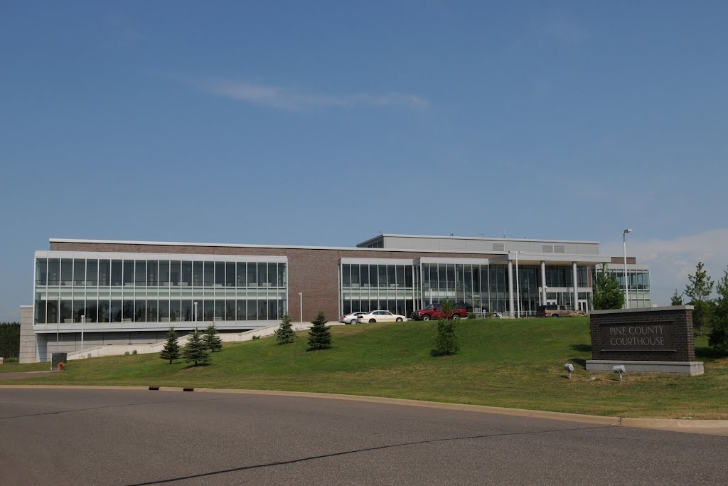 Pine Co. Courthouse (2006) Pine City, MN 8-2012 by TGrier