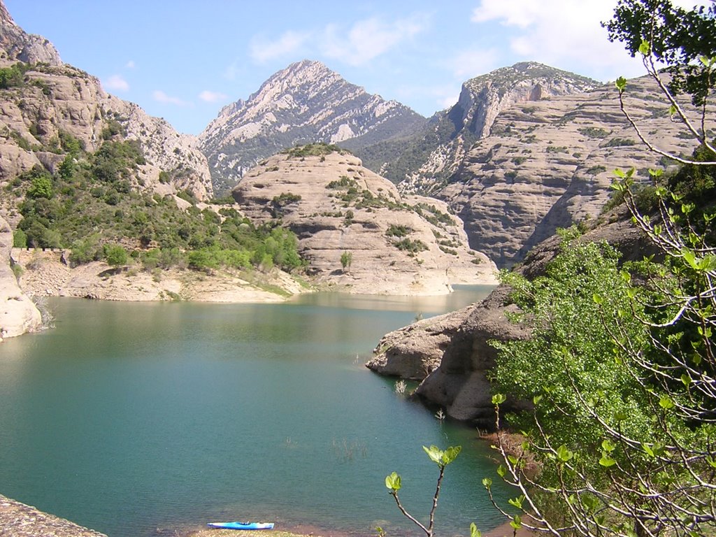 Embalse de Vadiello, pico fragineto al fondo by J.Enrique.R.S.J