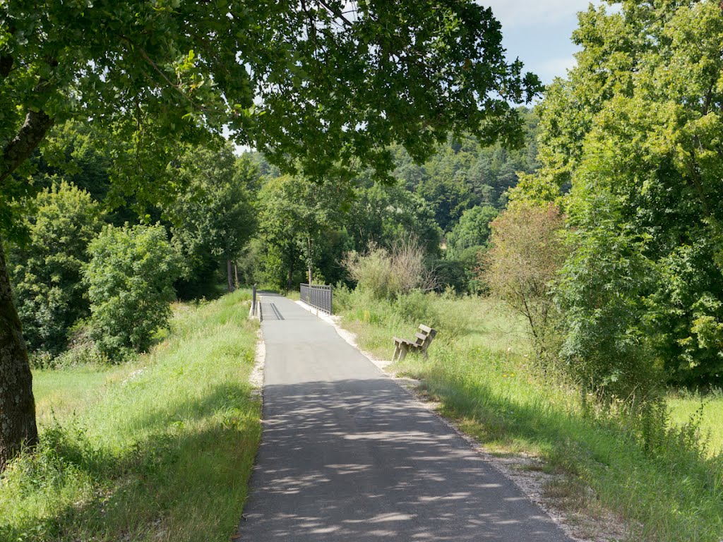 Radweg auf dem Alten Bahndamm nach Heiligenstadt. Cycle track on the old railroad embankment . by oldshutterhand