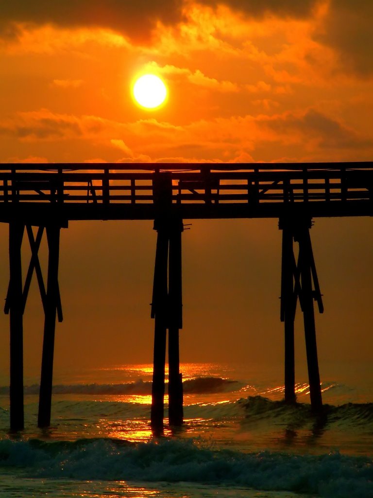 Pier at Topsail Beach, NC by danhester