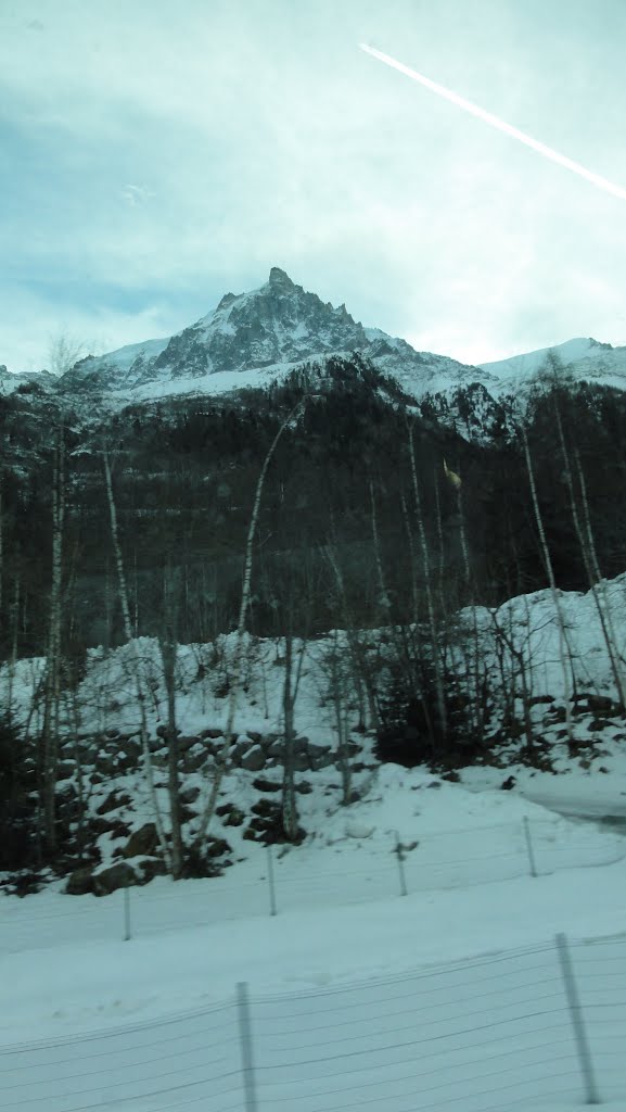 Vista da Cordilheira dos Alpes na manhã fria de inverno a partir de Auto Estrada E25 - França by Paulo Yuji Takarada