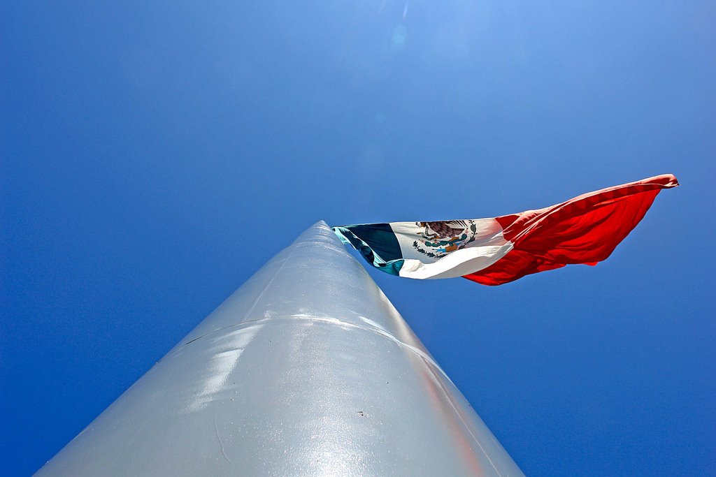 ASTA BANDERA MONUMENTAL DE IGUALA, VISTA DESDE SU BASE by monchor1