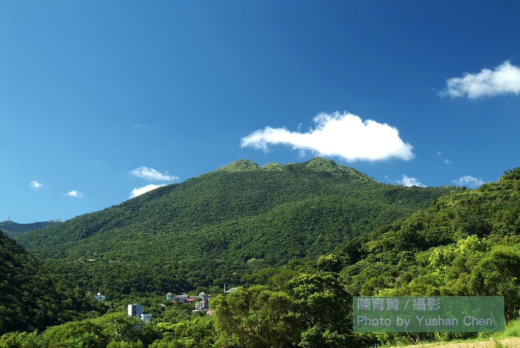 由山仔后遠眺七星山 陳育賢攝於20060729_DSF0362, Southern view of Cising Mountain, an vocano in Yangmingshan Nation Park. by Yushan Chen