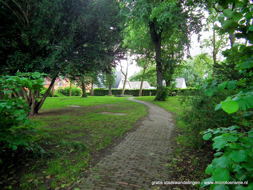 Appingedam - Monnikenpad. Ga voor gratis stadswandelingen, audiotours en toeristische fietsroutes naar http://www.microtoerisme.nl by InZicht