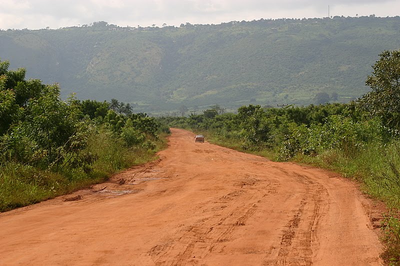 Ghana - Doyum : Lartey Road tussen Ayikuma en Doyum by Scholte