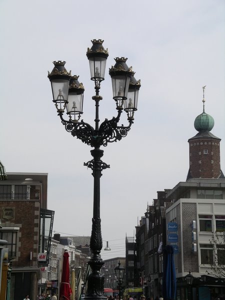 Nijmegen: Straatverlichting op de Grote Markt by H.Garnjost