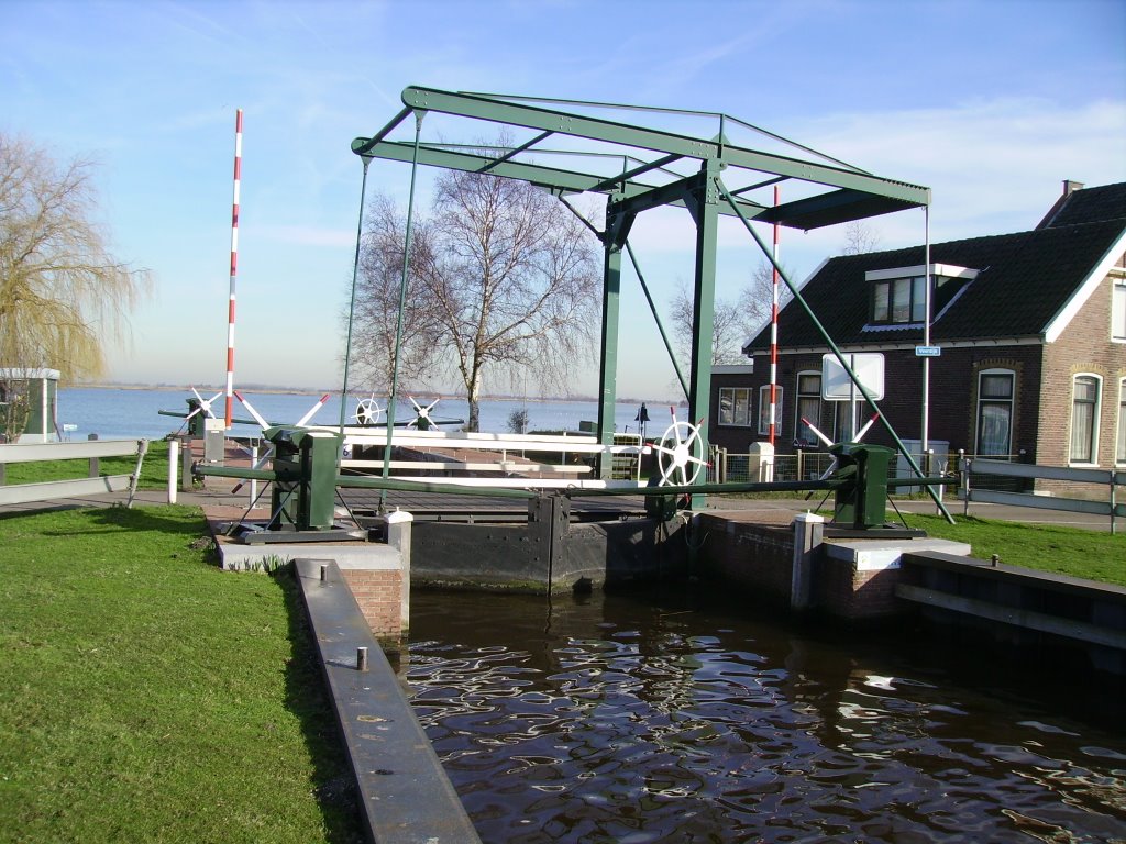 Poelsluis tussen zwet en zaan in Wormer. by RinkeR.