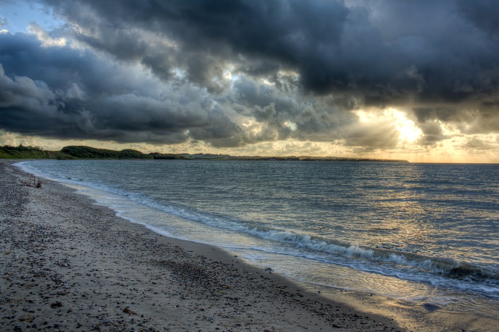 Sun setting in Humlum beach by Cuboid