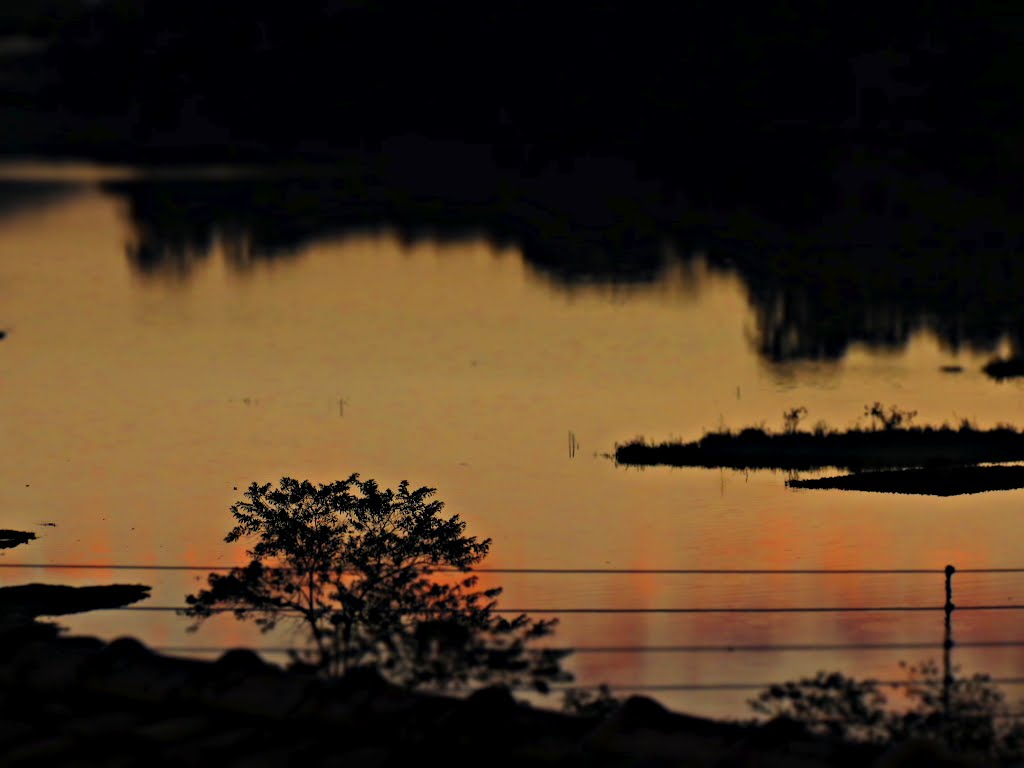 Céu refletido na represa by Humberto Müller