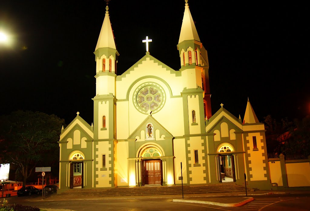 Curvelo M.G. - Catedral de São Geraldo vista noturna. by Elpídio Justino de Andrade