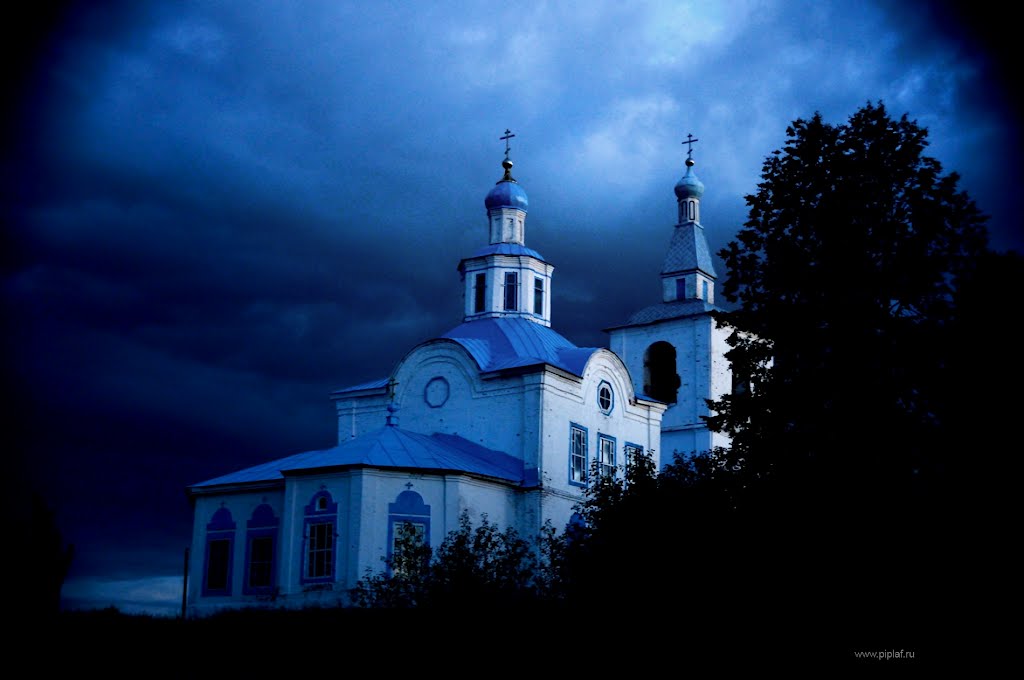 Покровская церковь ночью: c. Красный Ясыл (Pokrovskaya church by night: the village Krasny Yasil) by piplaf