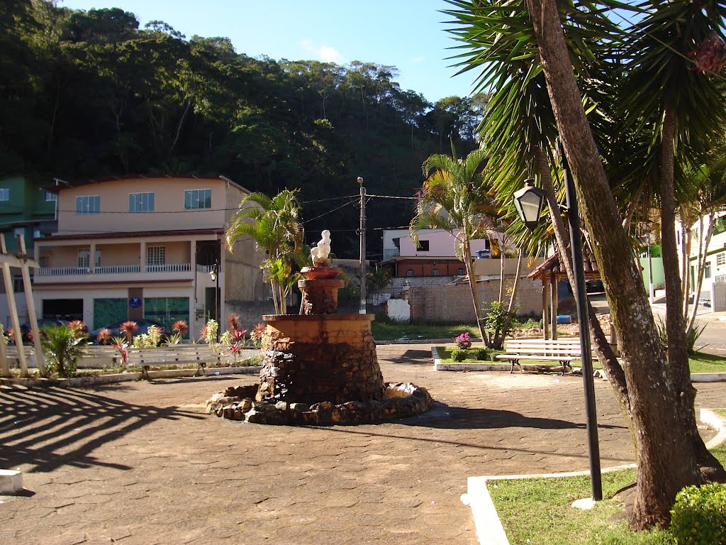 Chafariz na praça no centro de Dores do Rio Preto. by tbsossai