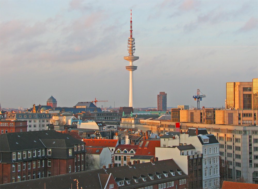 Blick über die Dächer der Hamburger Neustadt hinweg Richtung Schanzenviertel - Fernsehturm by Juliane Herrmann