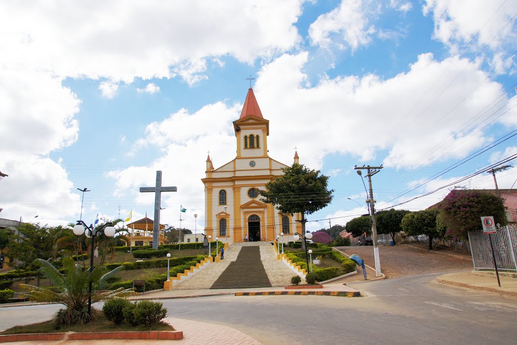 Virginópolis M.G. - Igreja matriz. by Elpídio Justino de Andrade