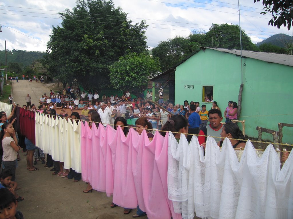 Lavado de la ropa de la Virgen 2007 by gustavo perez moreno