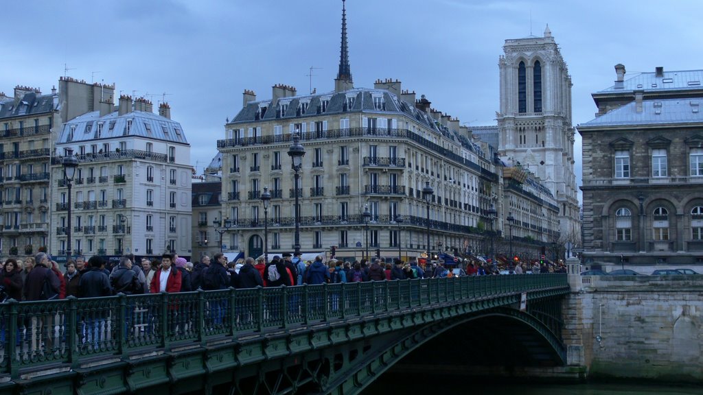 Paris - Ile St Louis by Naru Kenji