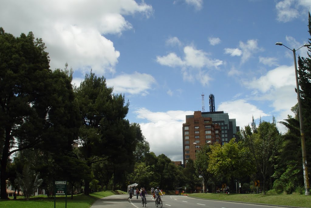 Ciclovia, edificio La Reserva by alvaro espinel