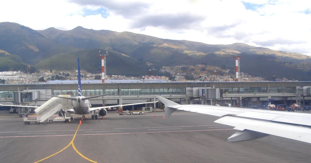 Aeropuerto Mariscal Sucre, Quito by Carlos Echanique