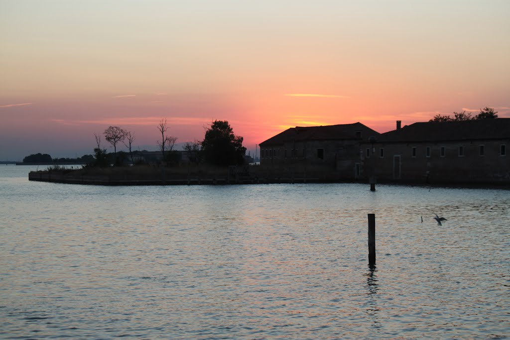 Tramonto sul Lazzaretto dal Lido by Michele Lazzarini