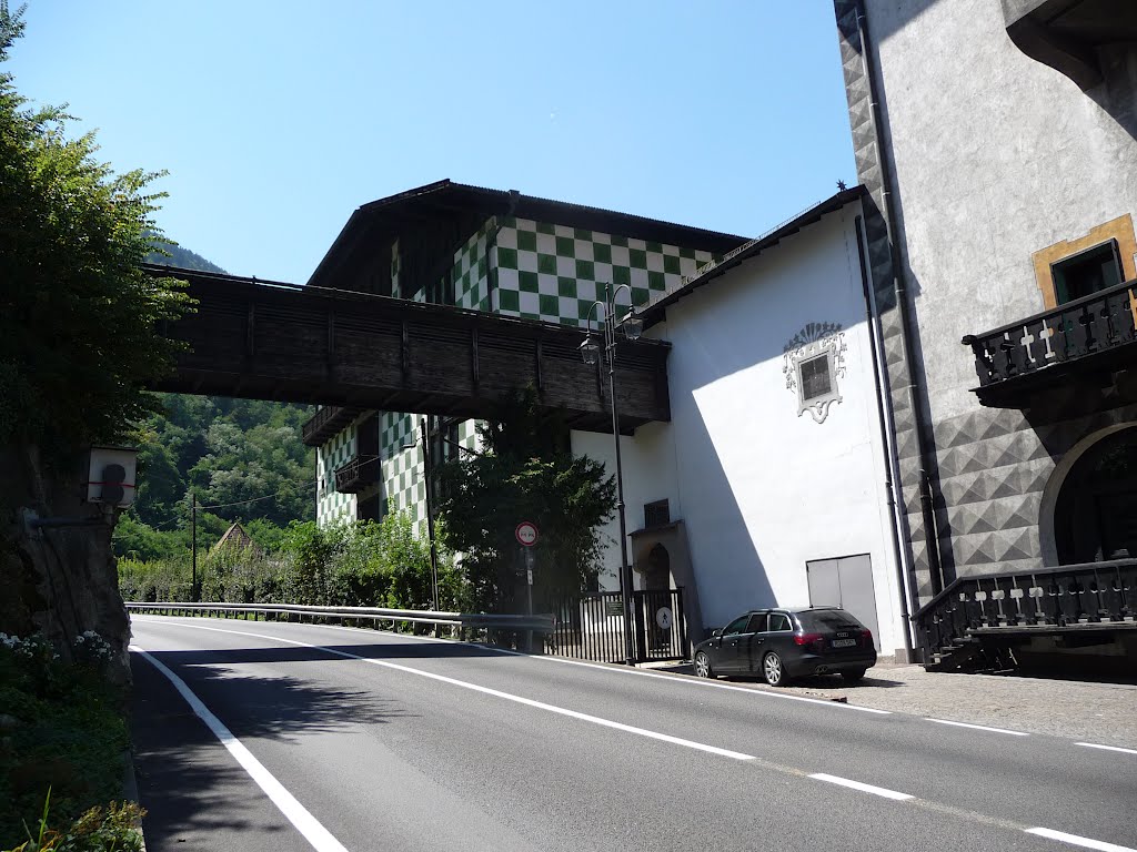 Passerelle zum Biergarten bei der Brauerei Forst in Algund by bienenritter