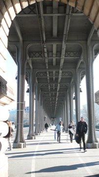 Promenade sous le Pont de Bir-Hakeim by zagreus