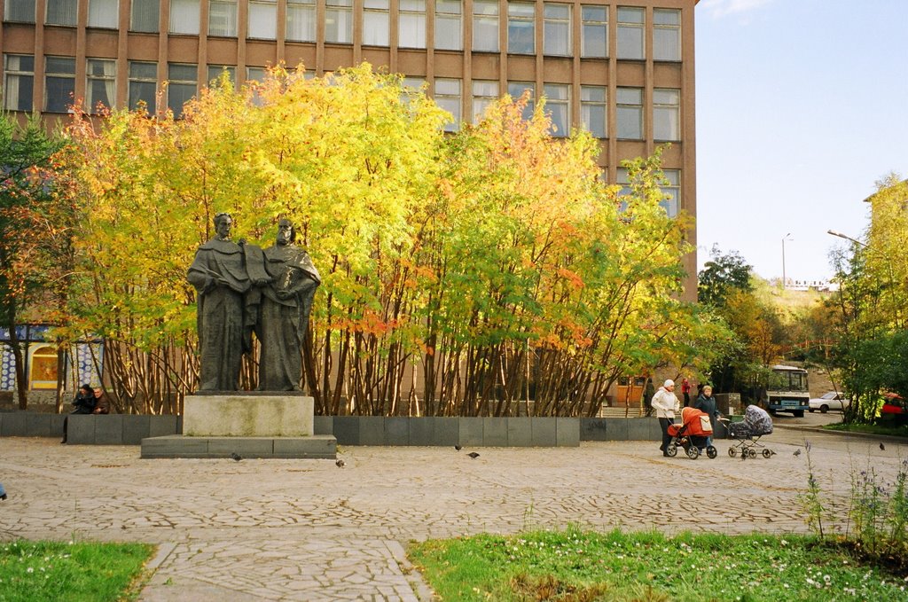 Памятник Кириллу и Мефодию (скульптор В. Гиновски) перед Областной научной библиотекой (Monument of Kirill and Mefody) by Nikita Kalinin