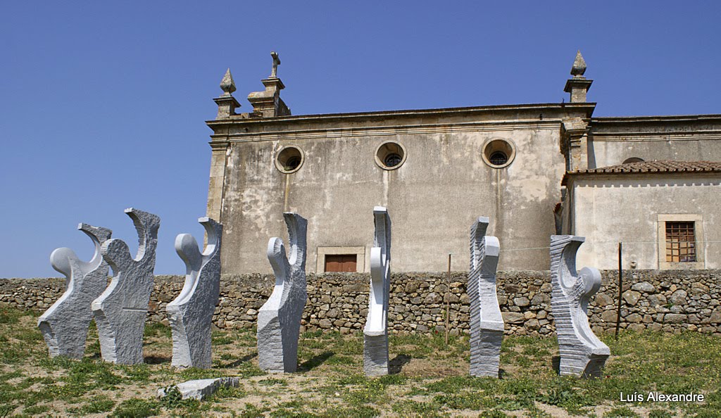 Amieira do Tejo (esculturas modernas junto à Capela do Calvário). by Luís Alexandre