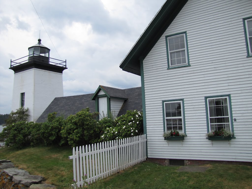 Grindle Point Lighthouse from NE by Chris Sanfino